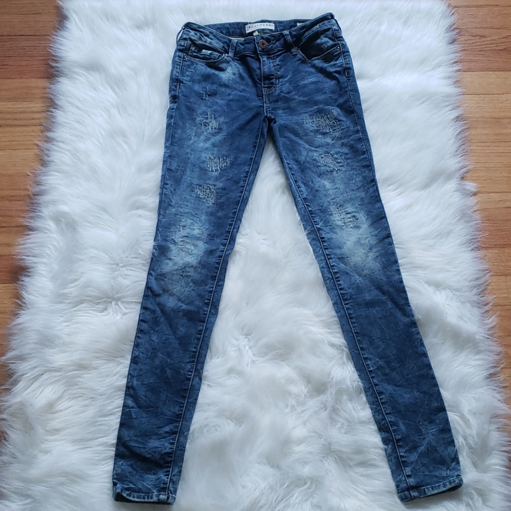 Stonewashed distressed skinny jeans